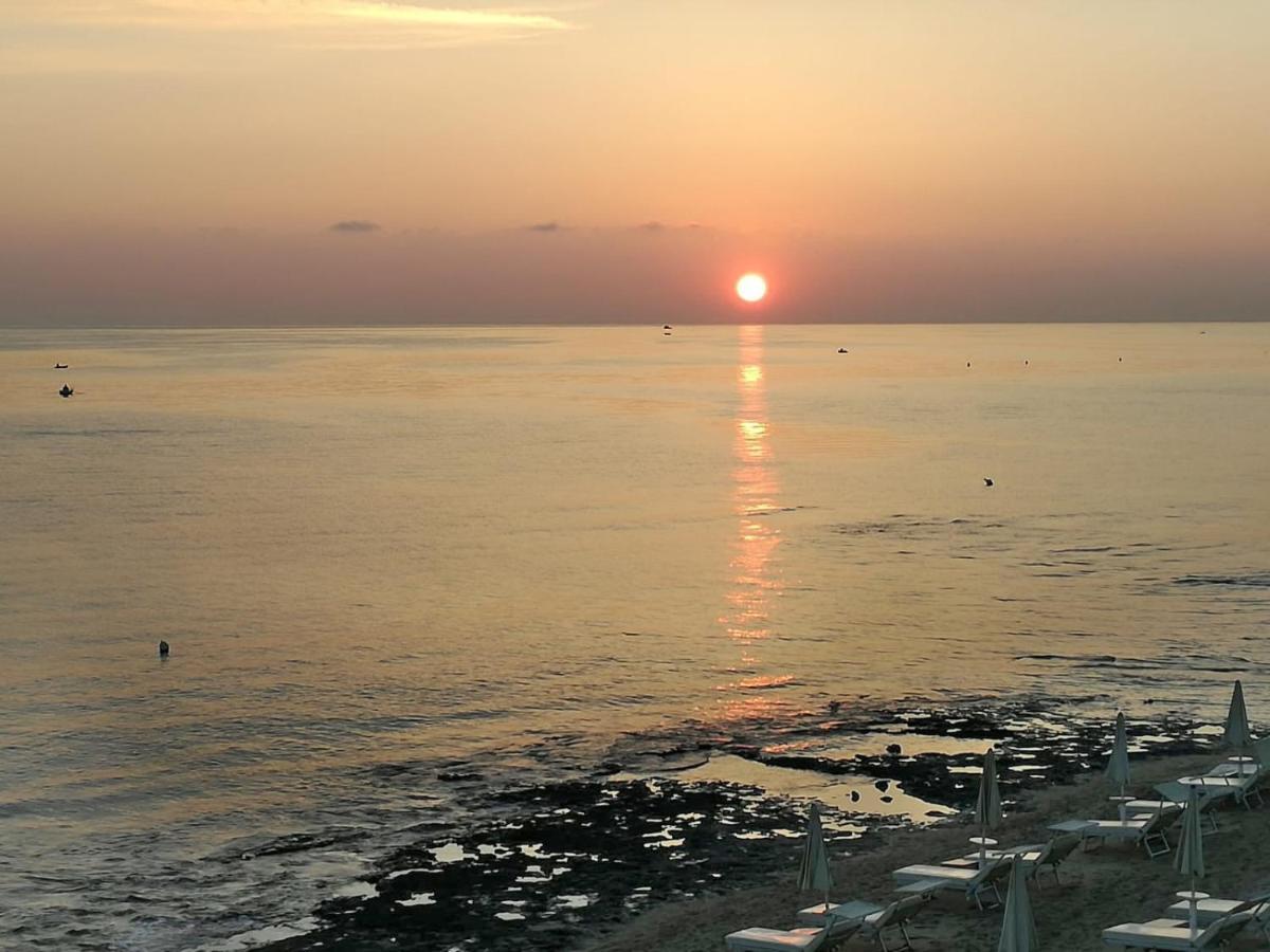 Dimora Grazia In Riva Al Mare Apartment Monopoli Bagian luar foto